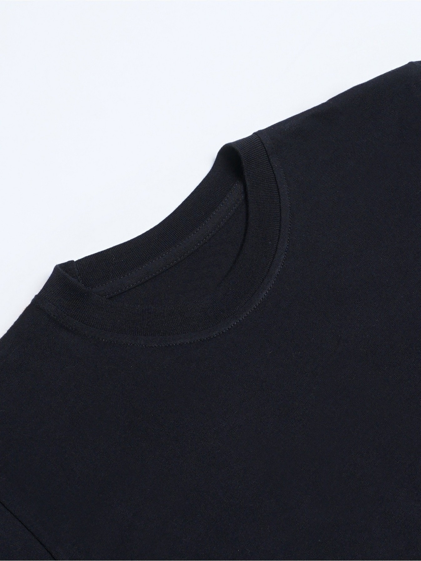 T-Shirt Featuring a Black Cowb - Street Fashion Theme incelemesi ve fiyatı